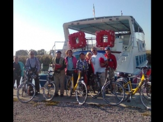  Bicicleta y barco en la laguna 